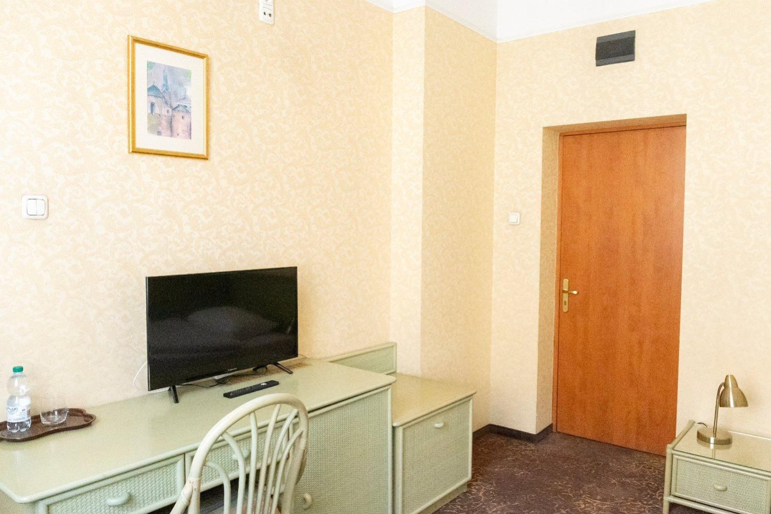 Hotel Calisia Kaliszki エクステリア 写真