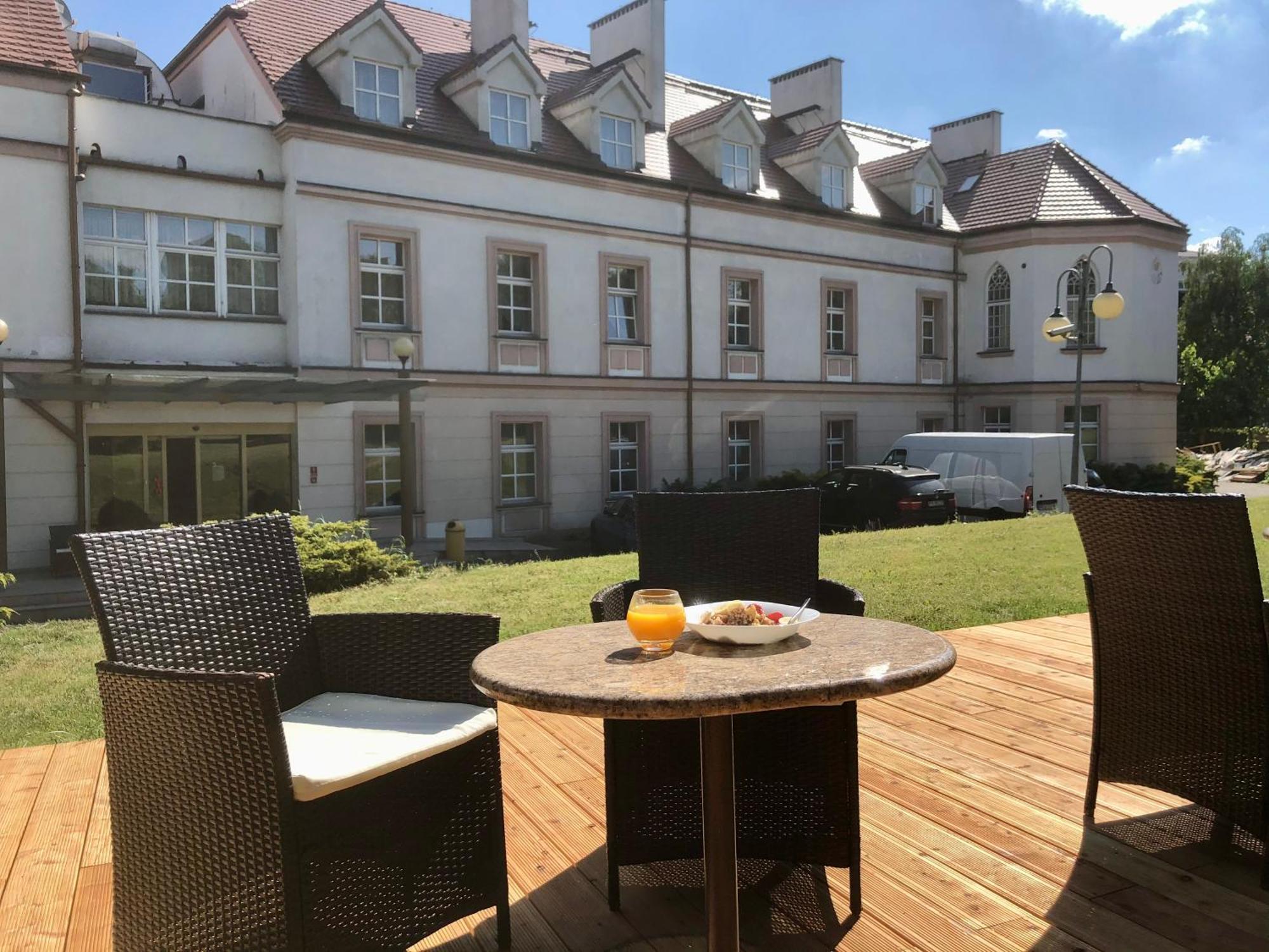Hotel Calisia Kaliszki エクステリア 写真