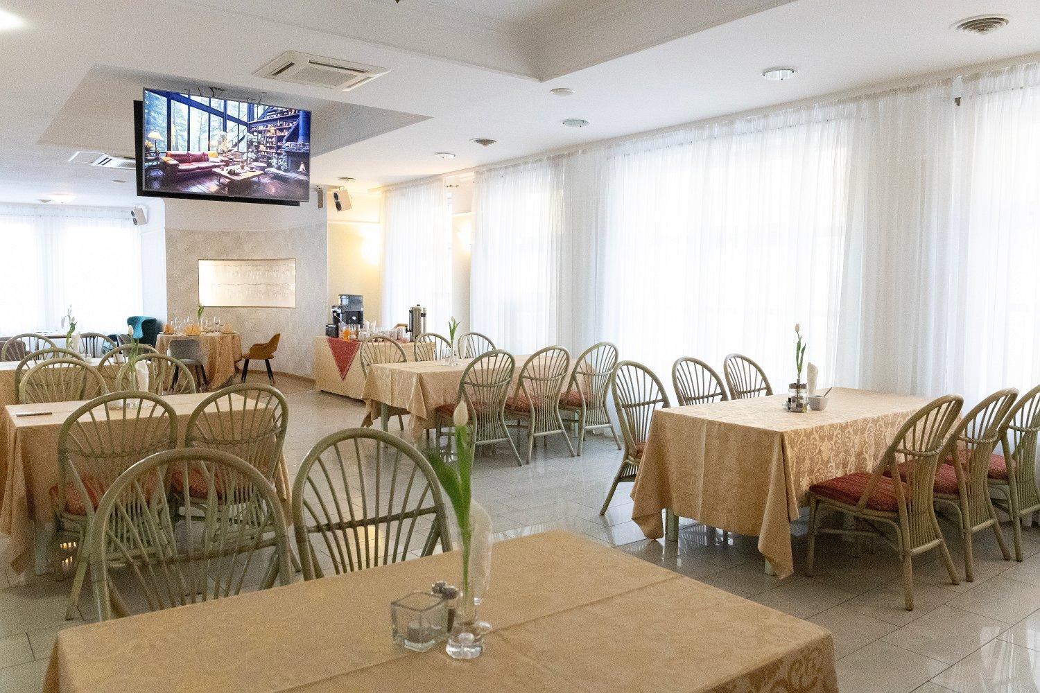 Hotel Calisia Kaliszki エクステリア 写真