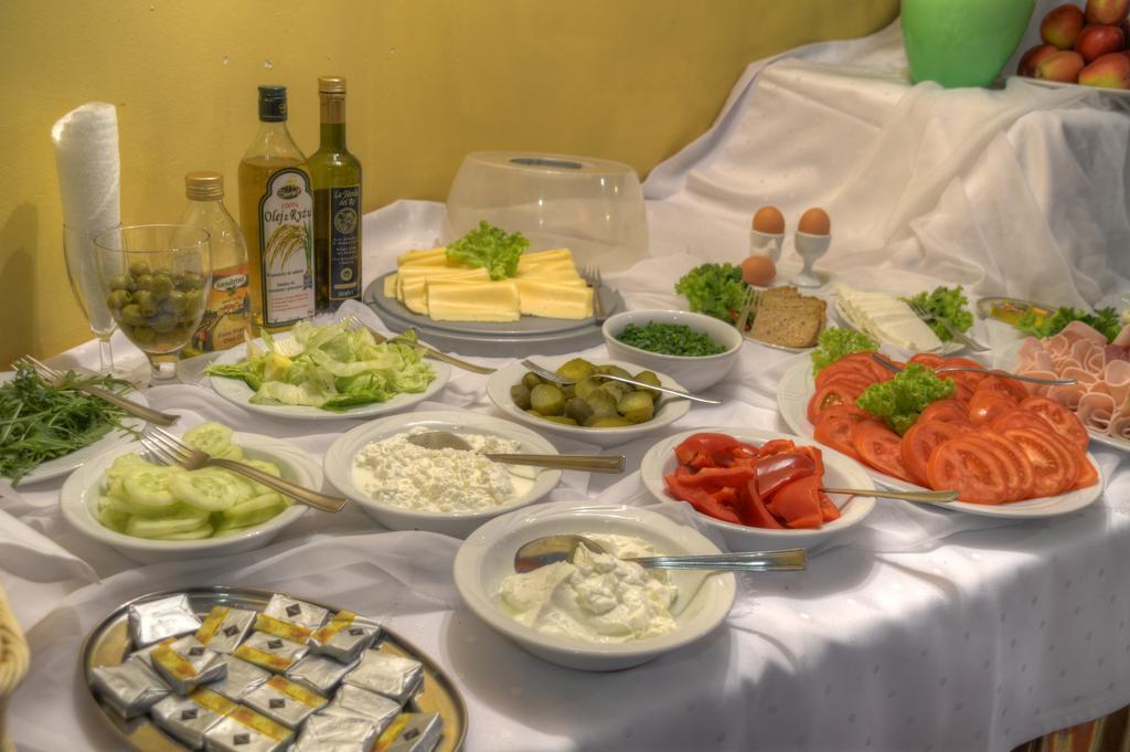 Hotel Calisia Kaliszki エクステリア 写真