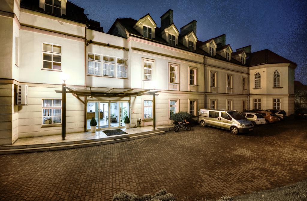 Hotel Calisia Kaliszki エクステリア 写真