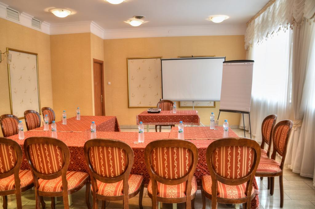 Hotel Calisia Kaliszki エクステリア 写真