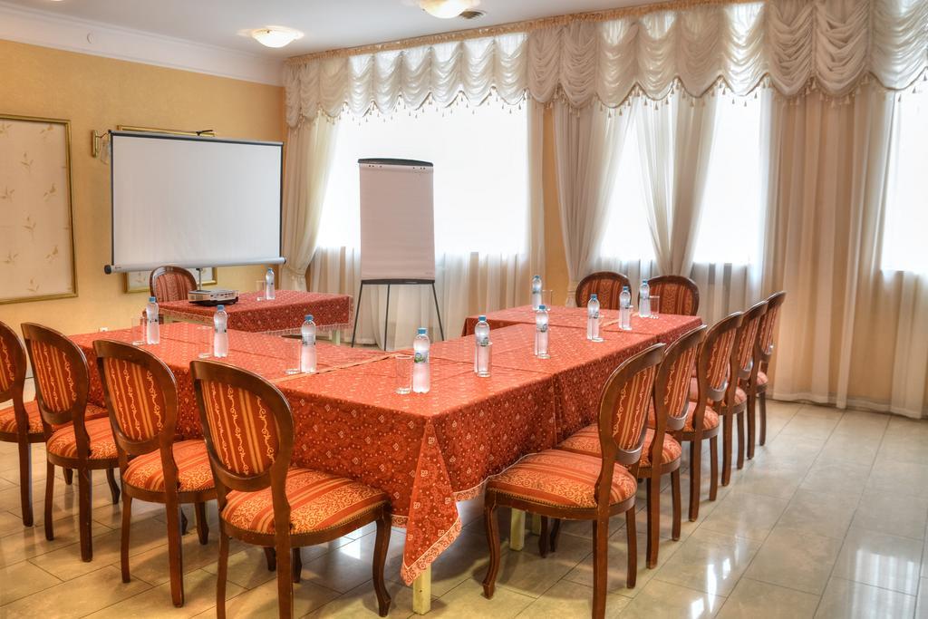 Hotel Calisia Kaliszki エクステリア 写真