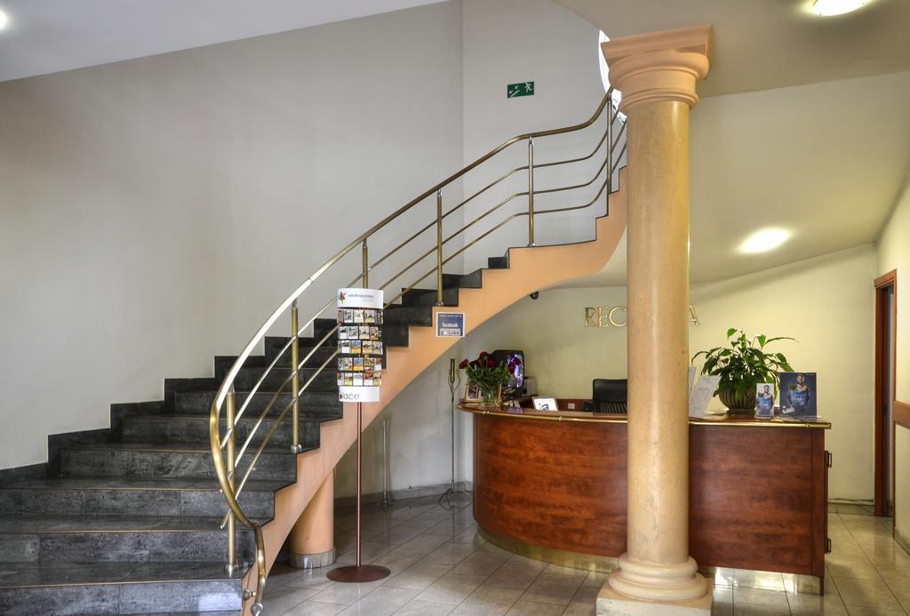 Hotel Calisia Kaliszki エクステリア 写真