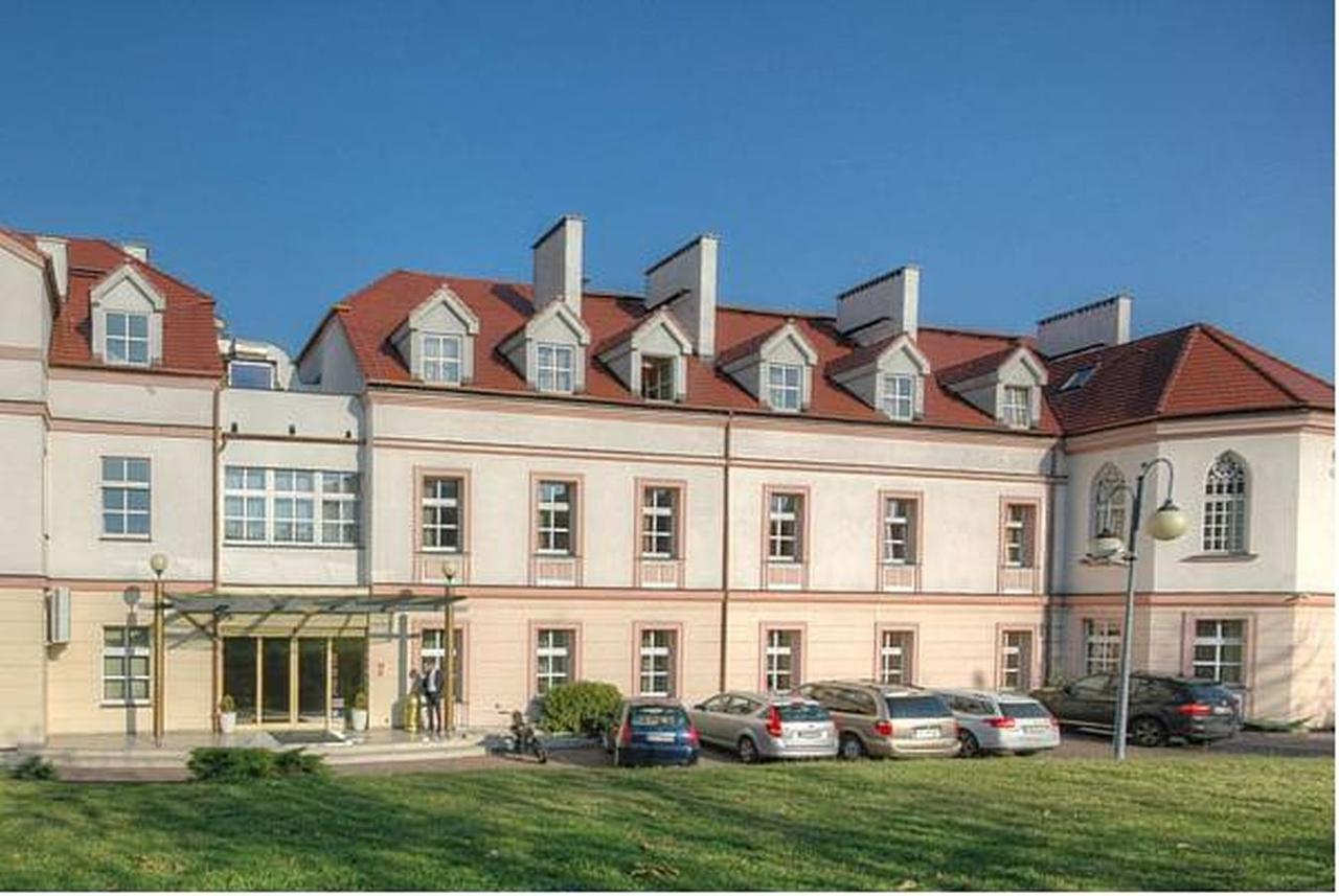 Hotel Calisia Kaliszki エクステリア 写真