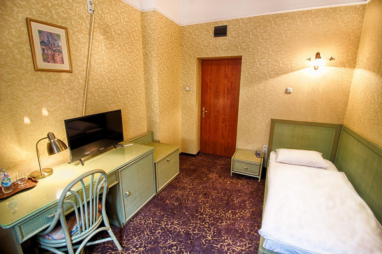 Hotel Calisia Kaliszki エクステリア 写真